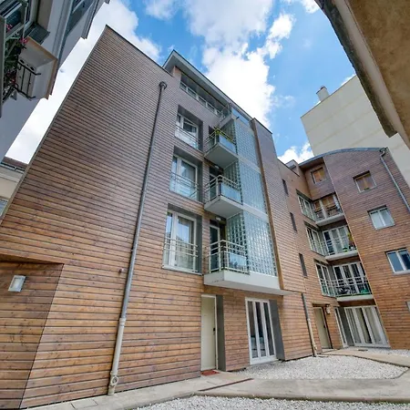 - Buttes Chaumont's Park -entire Flats