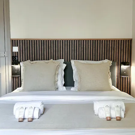 - Buttes Chaumont's Park -entire Flats