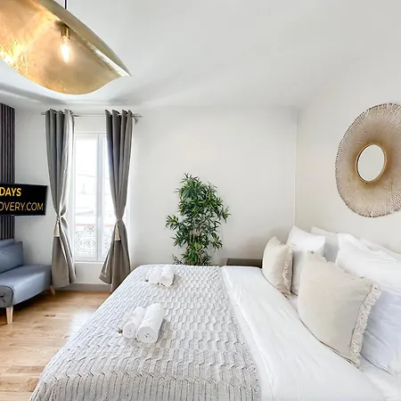 - Buttes Chaumont's Park -entire Flats Париж